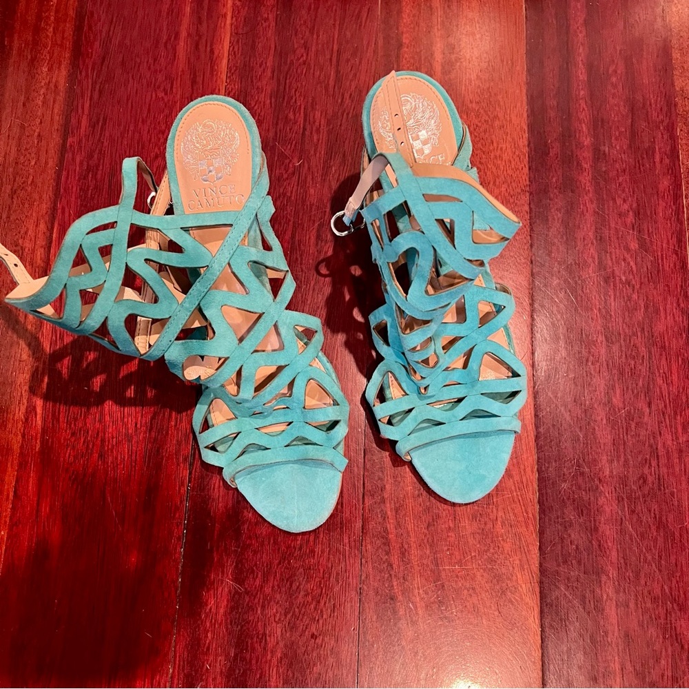 Vince Camuto Green Suede cut out shoes size 71/2 Medium